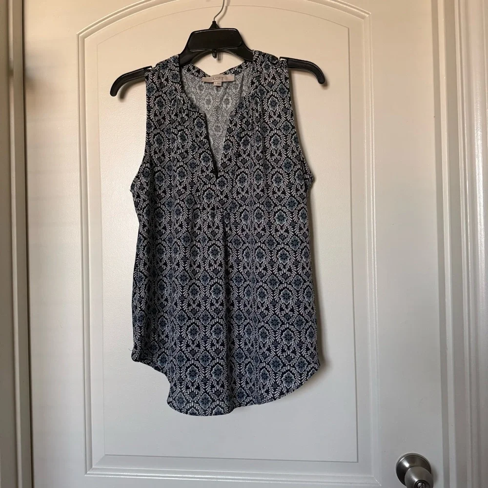 LOFT  Sleeveless Blue Patterned Top, office attire, business casual, dinner date